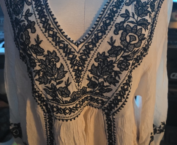 American Eagle Outfitters Black and White Embroidered Blouse - Picture 2 of 3